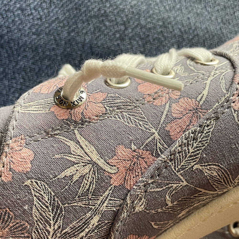 8.5 fits long 9/9.5Floral Lace-Up canvas Sneakers